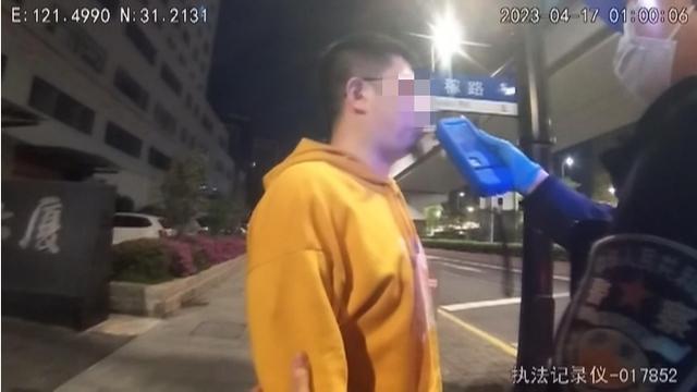 酒精“上头”闯关卡，男子醉驾被吊销驾驶证