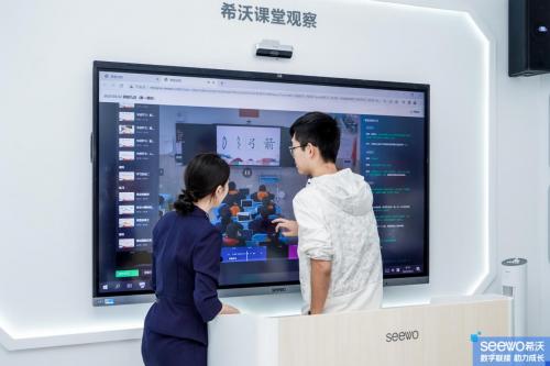 工作人员现场介绍课堂观察系统。 受访者供图