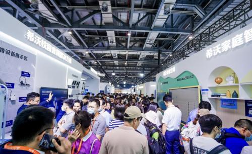第81届中国教育装备展示会上,希沃展区内人头攒动。 受访者供图