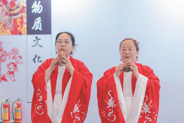 张旭和学员吴德清一起吹埙表演
