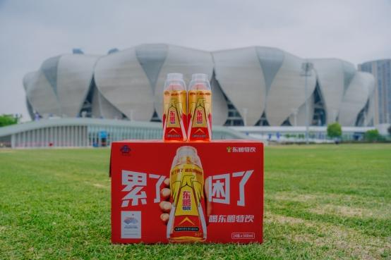 东鹏饮料首批产品交付亚运主场馆“大莲花”，为赛事筹备保驾护航