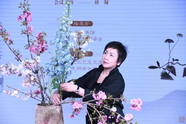第一个在日本执业的中国女律师、全国三八红旗手，写了一本关于植物的书
