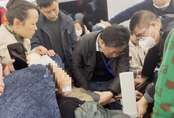 惊险！旅客在长沙开往邵阳的高铁上突发晕厥，幸好后排坐着一群医生