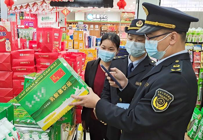 江西省于都县市场监管局监督检查商场超市商品条码