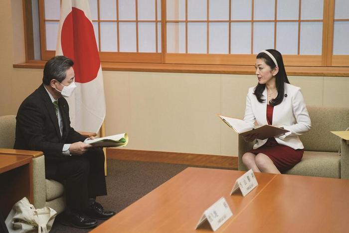 日本冲绳县议员代表团向日本 政府递交和平外交意见决议书