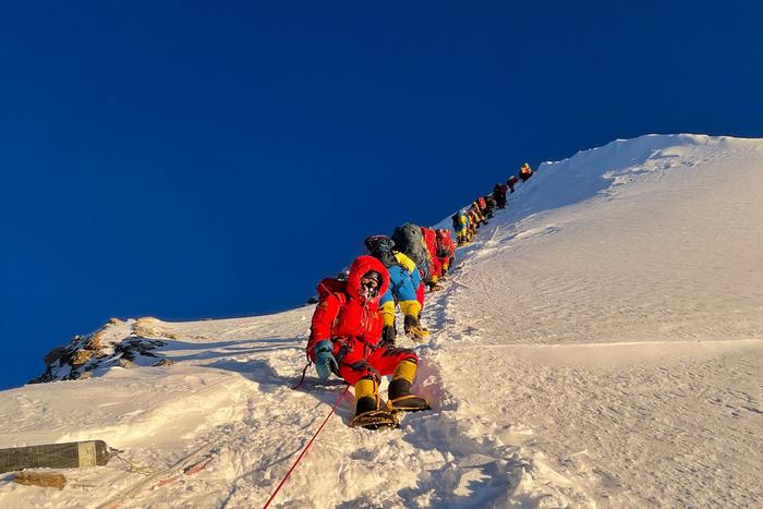 今春登山季，在尼泊尔获得攀登珠峰许可的中国登山者激增，超越美国居首位