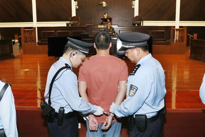 迷恋百家乐看路打法，他输掉3000万，商业巨子诈骗筹赌资成阶下囚