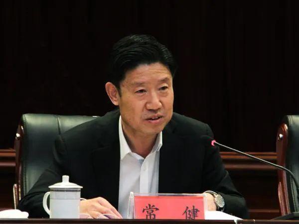 政观察｜副市长坠楼原因未明，降职后被点名通报