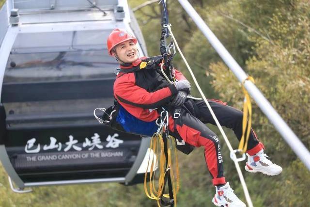 川渝侠客行｜开挂！巴山大峡谷的索道维修工