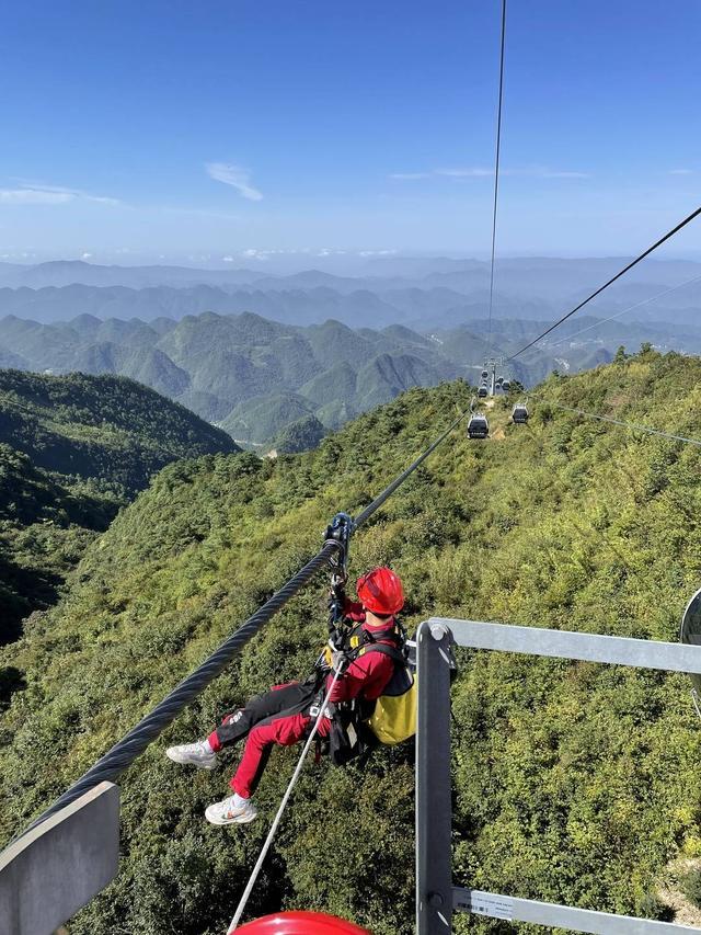 川渝侠客行｜开挂！巴山大峡谷的索道维修工