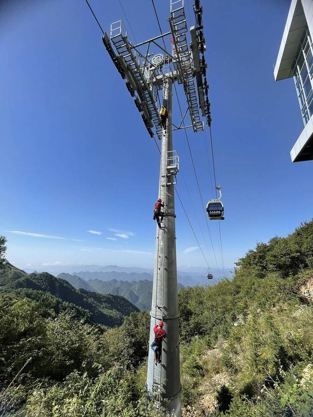 川渝侠客行｜开挂！巴山大峡谷的索道维修工