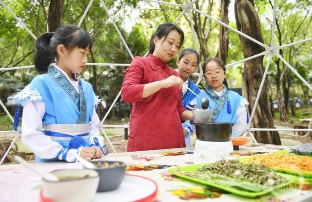 重庆这所学校藏着一个“药王谷” 种有80多种中草药