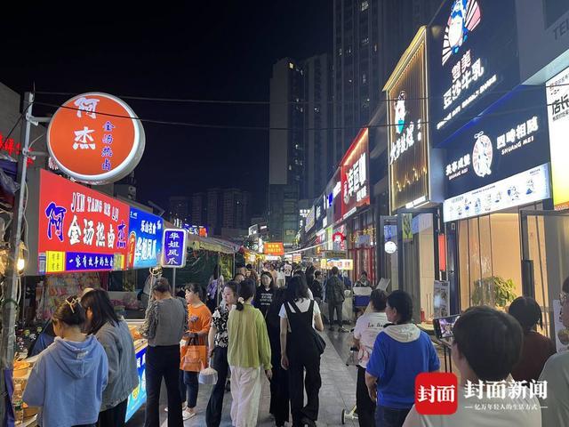 乐山网红商业街被投诉追踪：业委会和物业发文限期搬迁，但夜市依旧