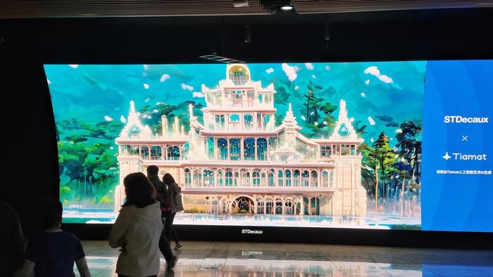 ↑AI生成的风景画在上海一地铁站大屏幕展示 据视觉中国
