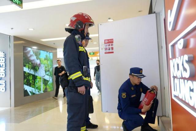 北京消防对西单大悦城、世纪金源、百荣世贸等大型商业综合体进行安全检查