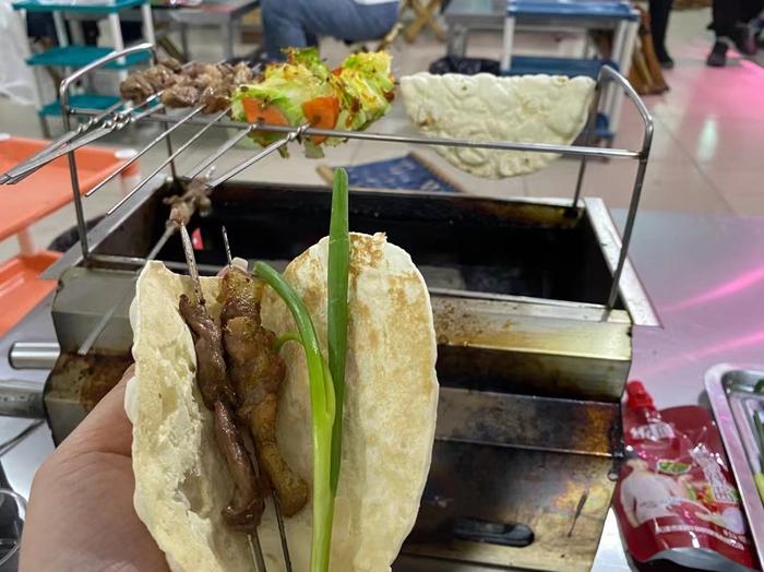 淄博烧烤+小饼 图源:时代财经摄