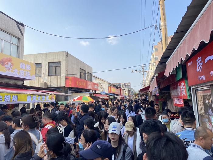 八大局便民市场入口水泄不通 图源:时代财经摄