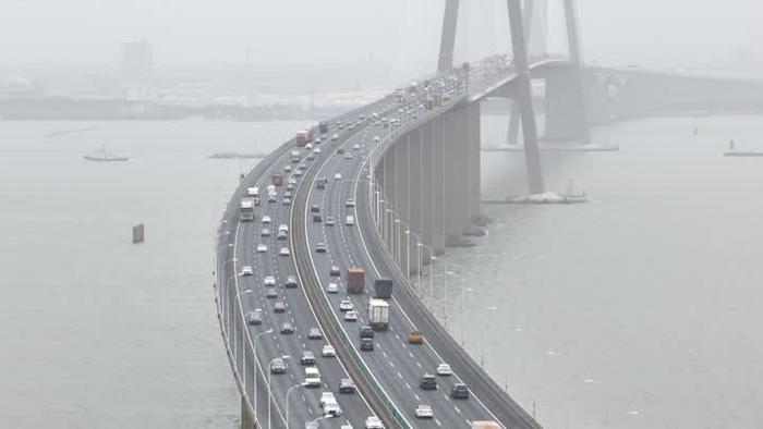 五一假期首日：苏通大桥车多缓行  预计全天车流量达14万辆