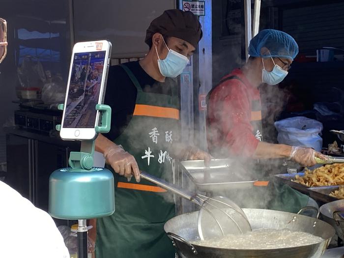 八大局内,有店铺正在直播 图源:时代财经摄