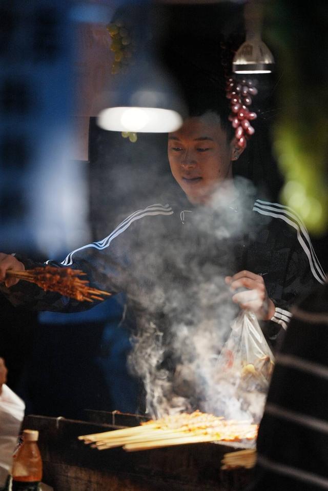 吃着烧烤看音乐会！四川“天全之夜”把美食街开进音乐会现场