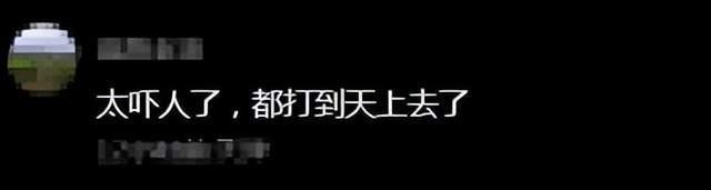 离谱！2乘客坐飞机万米高空互撕斗殴，目击者：后排将膝盖抵在前排座椅上，多次提醒不听引发冲突