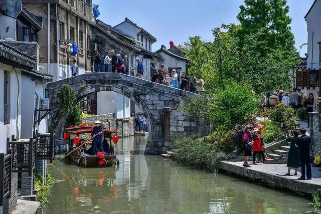 假期不知道去哪玩？上海这些特色古镇到达“颜值巅峰”，乘公共交通直达