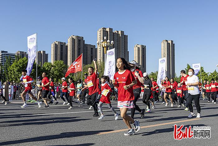 全国首个环城水系马拉松在保定举行 1.8万名中外选手参赛