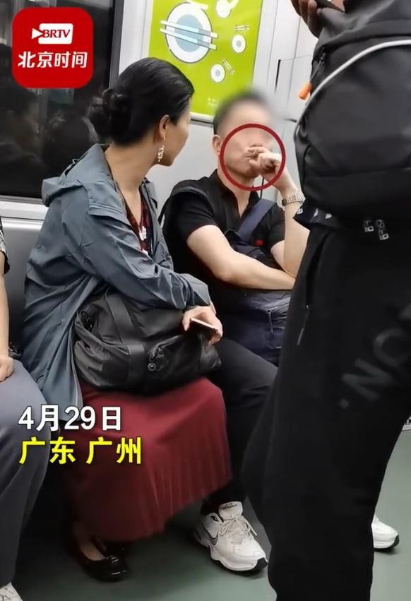 网传广州地铁8号线车厢男子旁若无人抽烟，客服：遇到可联系工作人员制止，后续正核实处理