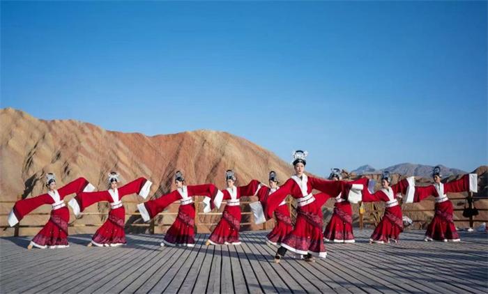 甘肃省公航旅集团张掖七彩丹霞景区“五一”旅游市场火爆，文旅活动精彩纷呈