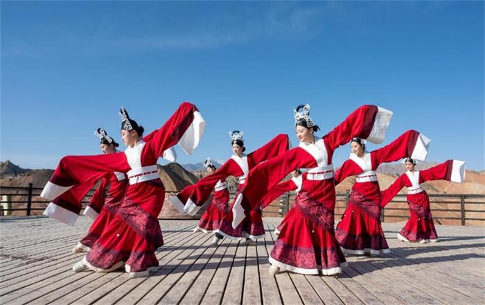 甘肃省公航旅集团张掖七彩丹霞景区“五一”旅游市场火爆，文旅活动精彩纷呈