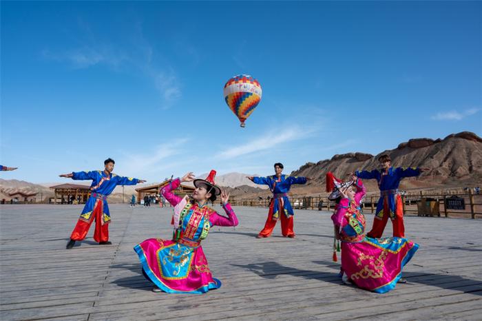 甘肃省公航旅集团张掖七彩丹霞景区“五一”旅游市场火爆，文旅活动精彩纷呈