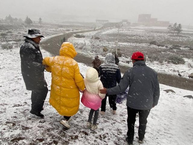 海拔4040米景区突降大雪 23名游客紧急撤离
