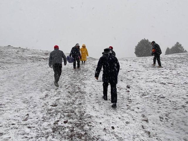 海拔4040米景区突降大雪 23名游客紧急撤离