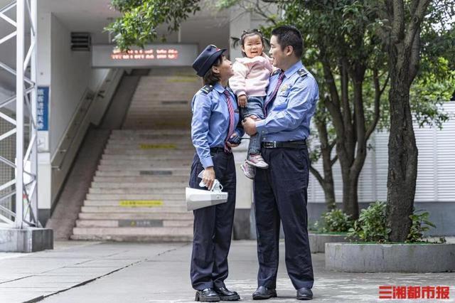 铁路“夫妻档”的交接班