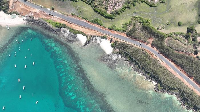 海南环岛旅游公路儋州峨蔓段：遇上海边的浪漫风车