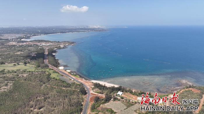 海南环岛旅游公路儋州峨蔓段：遇上海边的浪漫风车