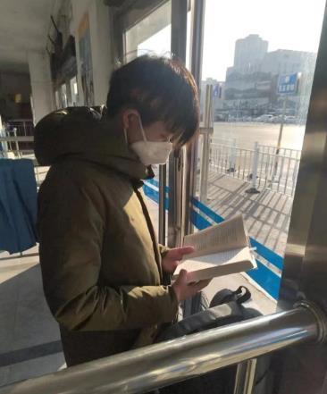 上海大三男生计划从上海坐公交车去三亚旅行走红 曾坐公交去北京 希望能走遍全国