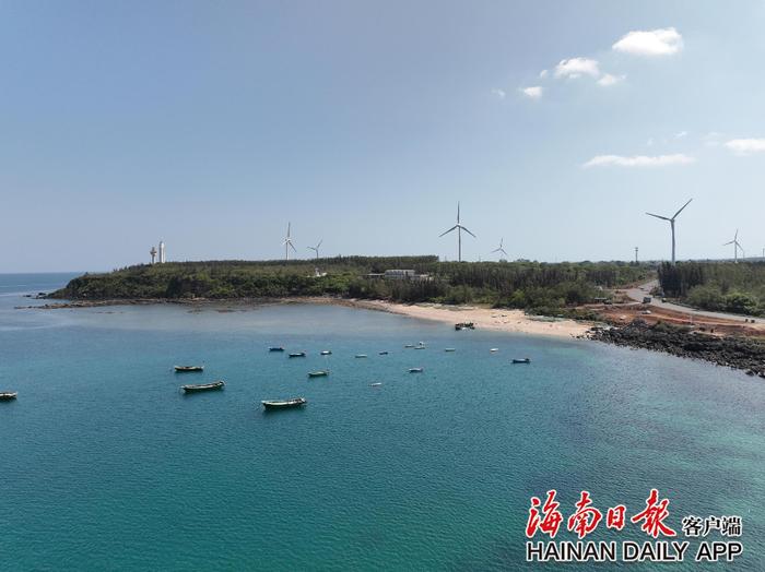 海南环岛旅游公路儋州峨蔓段：遇上海边的浪漫风车