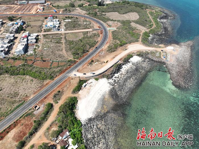 海南环岛旅游公路儋州峨蔓段：遇上海边的浪漫风车