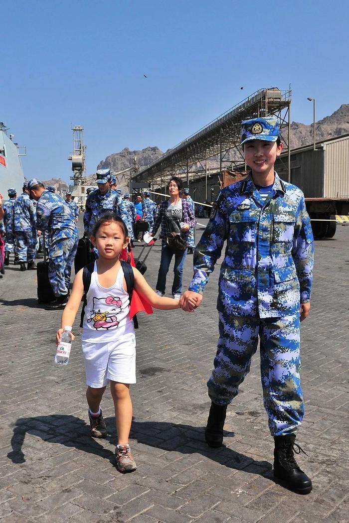 也门撤侨温暖后续：再次牵手，小女孩已经比海军姐姐高了！她的梦想是→