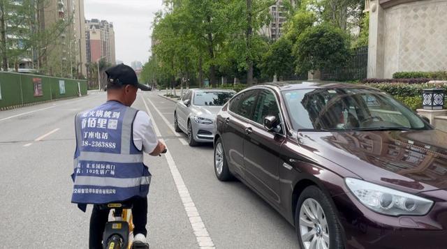 追踪到底｜停车遭遇“看人下菜碟”？同一路段仅一辆车收费 收费员称占道停车管不着