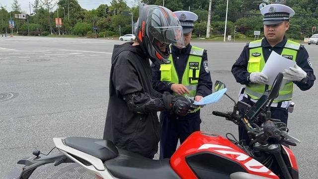 拒绝“飙车炸街”！温江区对812名摩托车车主逐一上门提醒