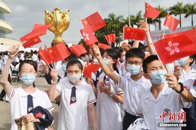 香港青少年在金紫荆广场参与五四升旗礼