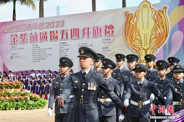 香港青少年在金紫荆广场参与五四升旗礼