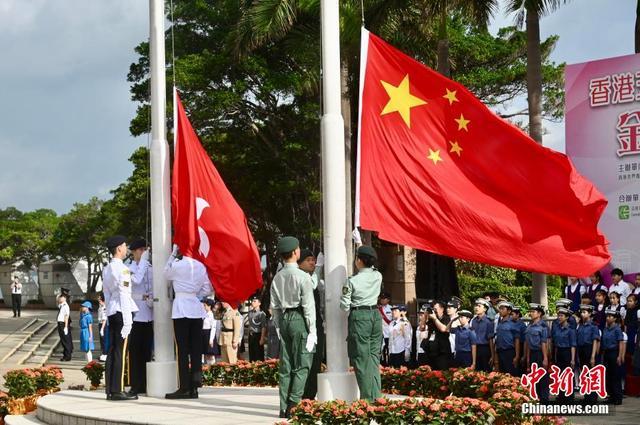 香港青少年在金紫荆广场参与五四升旗礼