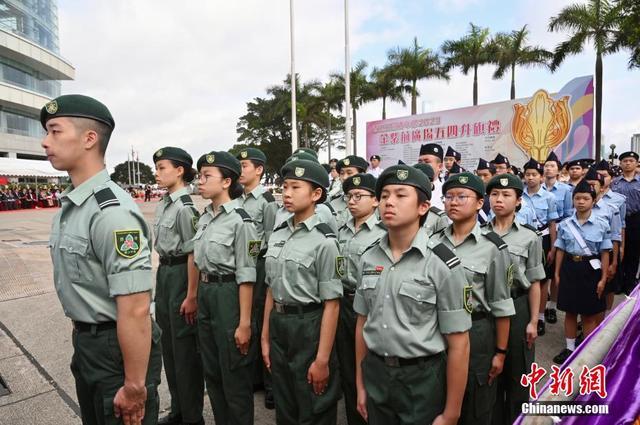 香港青少年在金紫荆广场参与五四升旗礼