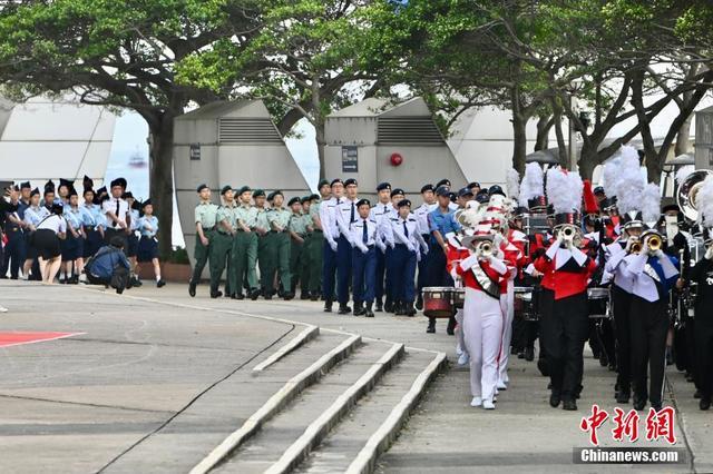 香港青少年在金紫荆广场参与五四升旗礼