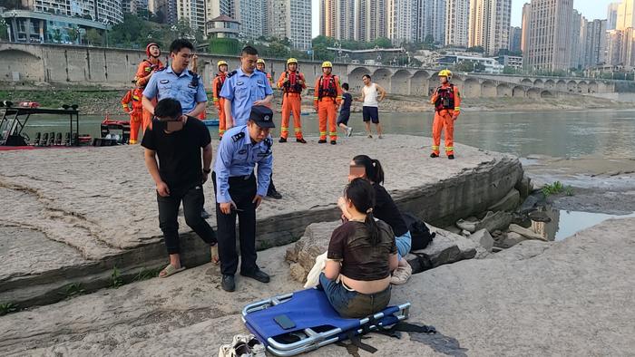 女子跳江轻生 民警救起后暖心劝导：“其实我们所有人都很关心你。”