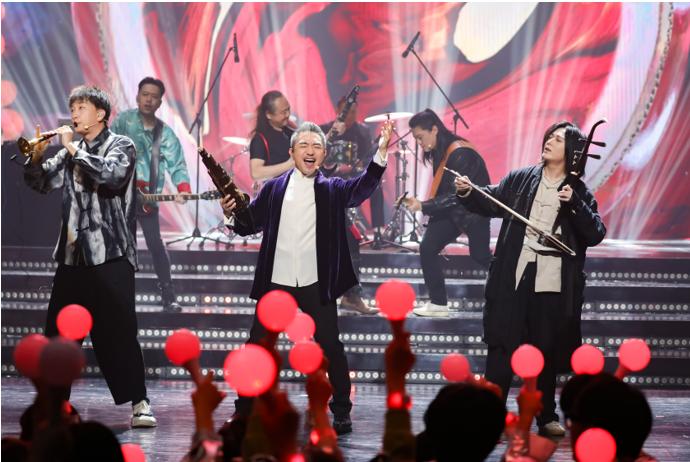 (吴彤携手抖音主播川子唢呐、周子珺表演《百凤朝阳》)