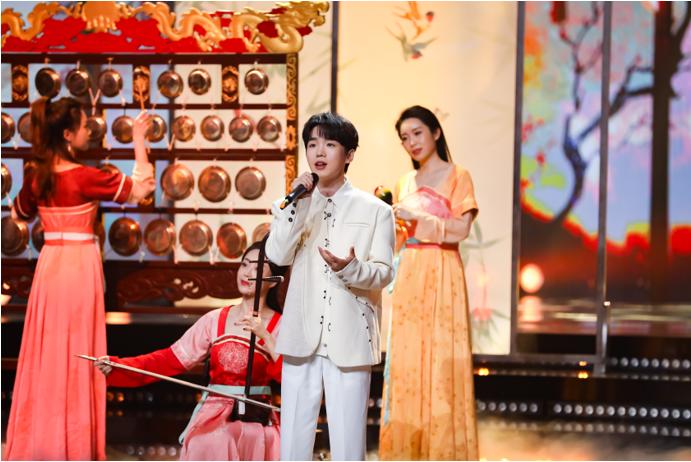 (抖音主播夏小夏和“俪人行”乐团同台献艺)